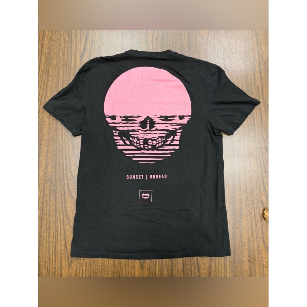 Chomp Sunset Undead Men's Black T-Shirt with Pink Graphic Mens Size Large